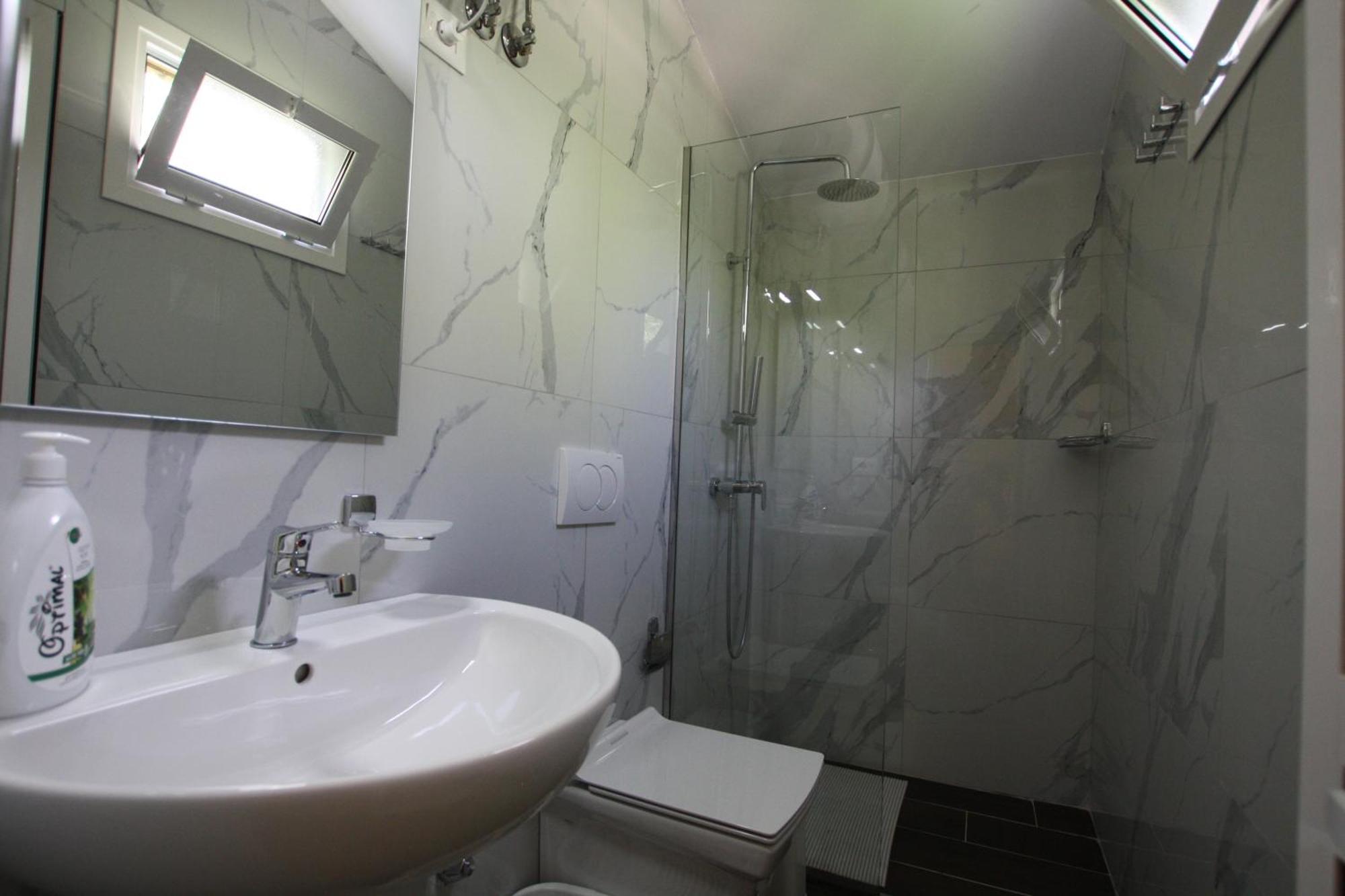 Lugina E Shengjergjit ,Bujtinat Villa Тирана Екстериор снимка